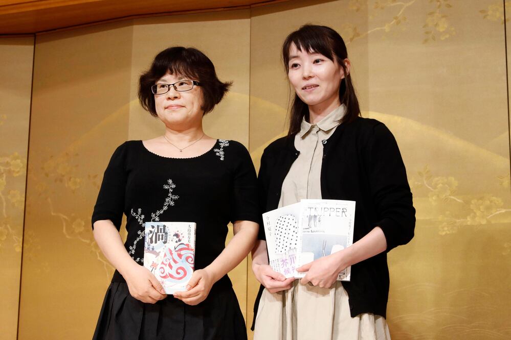 Las escritoras Natsuko Imamura, derecha, y Masumi Oshima posan tras ser anunciadas como las ganadoras del premio Akutagawa y el premio Naoki en Tokio. Foto: Kyodo News vía AP