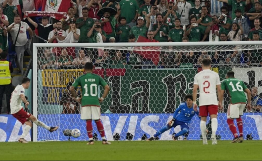 Así fue el penalti que Memo Ochoa le atajó a Lewandowski en el México vs Polonia