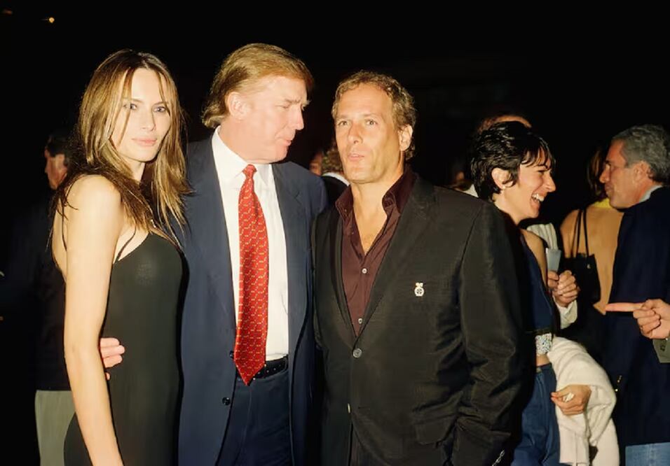 Vista de la exmodelo Melania Knauss (posteriormente Trump) y Donald Trump (centro) posando con el músico Michael Bolton en el club Mar-a-Lago, Palm Beach, Florida, el 12 de febrero de 2000. Al fondo, se ven la socialité británica Ghislaine Maxwell (segunda a la derecha) y el financiero estadounidense Jeffrey Epstein
Davidoff Studios Photography - Archive Photos