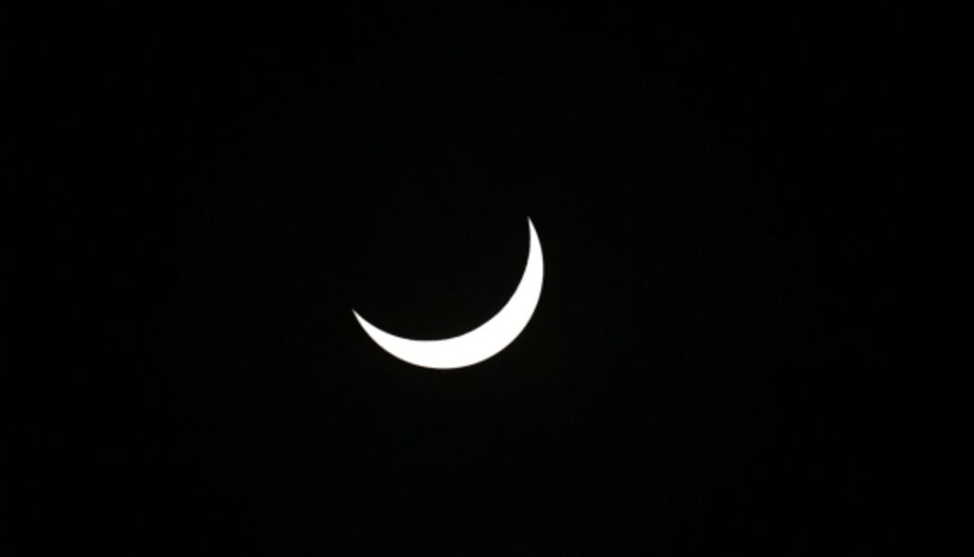 Retinopatía solar. Este es el riesgo de observar un eclipse de Sol a simple vista