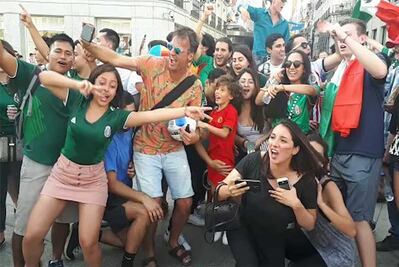 Mexicanos celebran el pase de la Selección Nacional en la Puerta del Sol, de Madrid