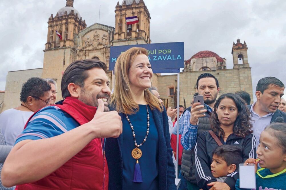 Margarita Zavala, aspirante independiente a la Presidencia, ha acudido a centros religiosos como la Basílica de Guadalupe y a la explanada del ex convento de Santo Domingo, en Oaxaca, a recolectar firmas. (ARCHIVO EL UNIVERSAL)