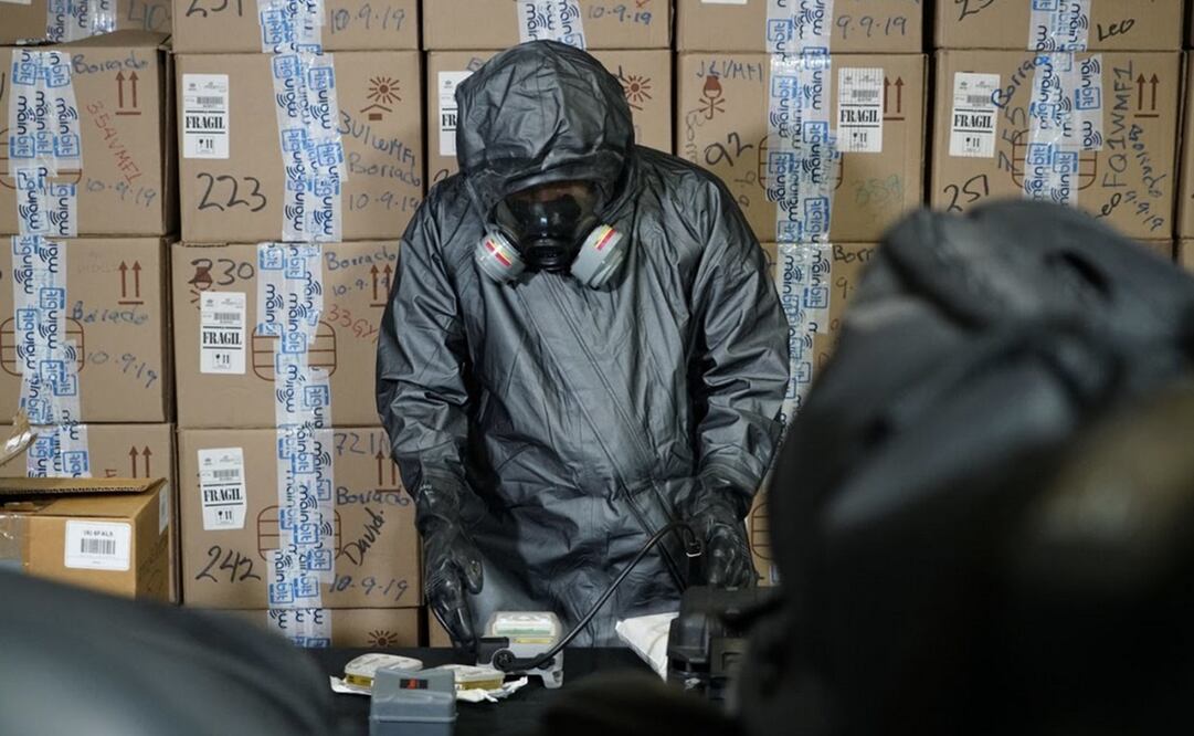 Un perito examina un paquete en la Ciudad de México para ver si contiene precursor de fentalino. Foto: Gerardo Reyes/Univisión Investiga