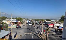 Pobladores de San Salvador, Hidalgo, mantienen bloqueada carretera federal Acopan-Ixmiquilpan; retienen a alcalde por inconformidades en su contra 