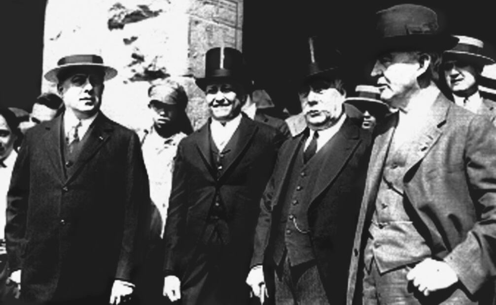 Llegada de los estadounidenses John B. Payne y Charles Warren a la Ciudad de México, el 12 de mayo de 1923, para las conversaciones en Bucareli. Ambos representantes de Estados Unidos entablaron una gran relación con Álvaro Obregón y quedaron felices durante su estadía en nuestro país. Foto: Mediateca INAH.