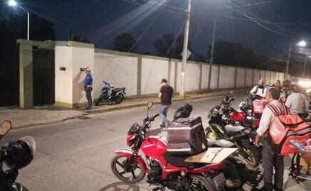 Militares piden pollos rostizados y no los pagan en Guanajuato; repartidores rodean cuartel