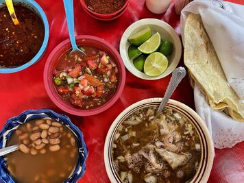 Birria y tortillas hechas a mano, aquí las encuentras 