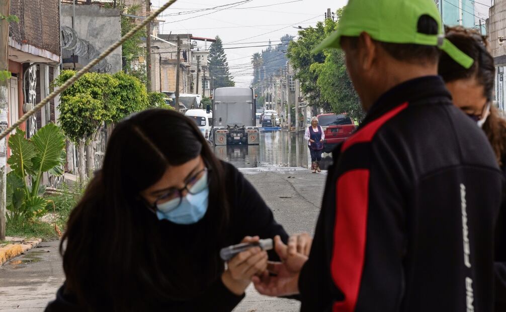 Colonos salieron a votar aun con las calles inundadas por las lluvias. Foto: Hugo Salvador / EL UNIVERSAL