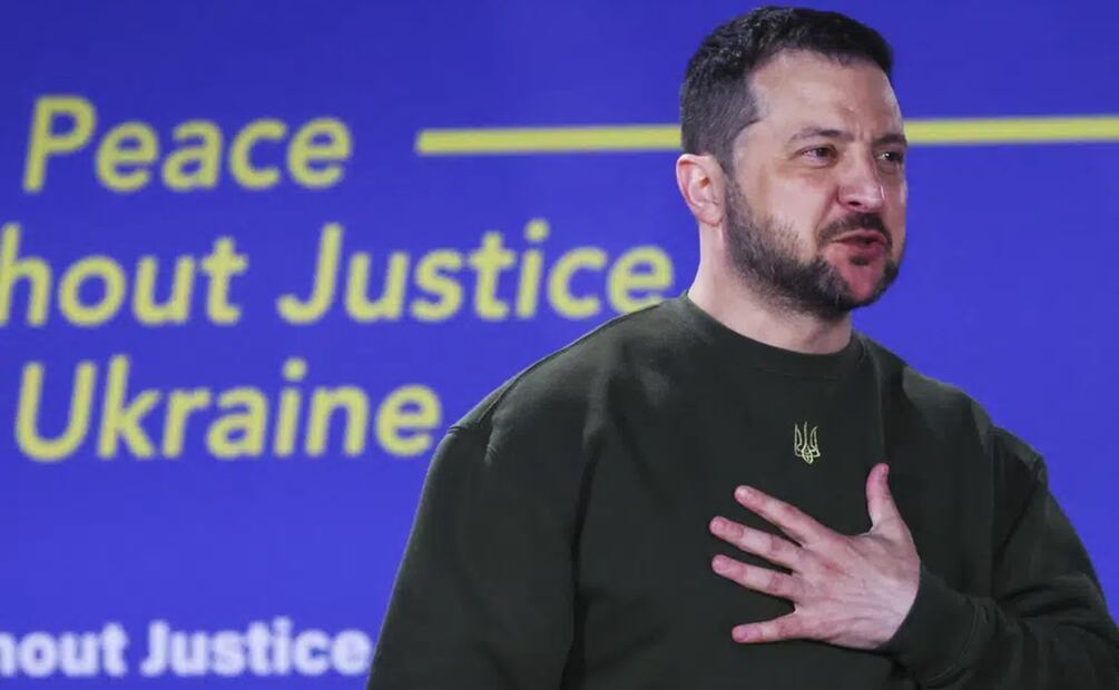 El presidente de Ucrania, Volodimir Zelensky, pronuncia un discurso titulado "No hay paz sin justicia para Ucrania", en La Haya, Holanda. Foto: AP