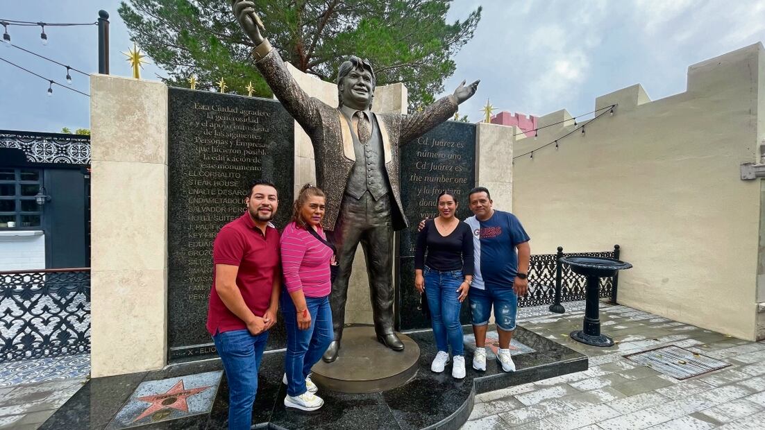 Una familia del estado de Puebla aprovechó para tomarse la foto en la escultura de El Divo de Juárez, instalada en el Paseo Juan Gabriel. Foto: Paola Gamboa