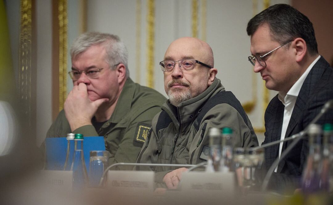 El Ministro de Defensa de Ucrania, Oleksiy Reznikov, y al Ministro de Relaciones Exteriores de Ucrania, Dmytro Kuleba, asistiendo a una sesión de trabajo. Foto: AFP