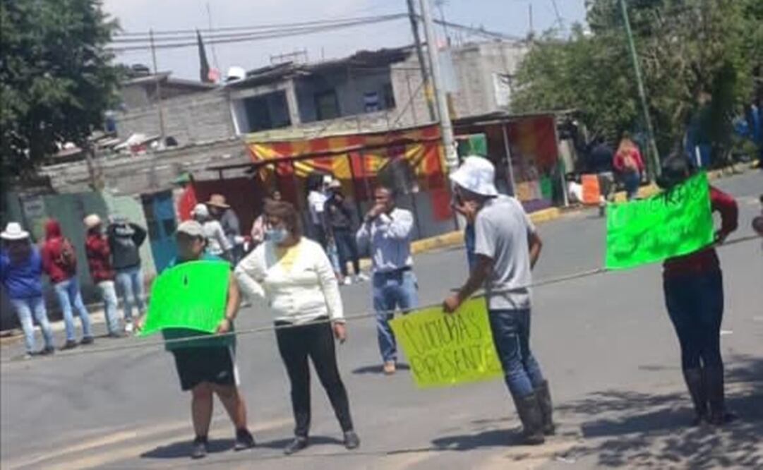 Vecinos de la colonia Culturas de México cerraron la avenida Solidaridad, en su entronque con la calle Texcatlipocatl, en ambos sentidos. Foto: Especial