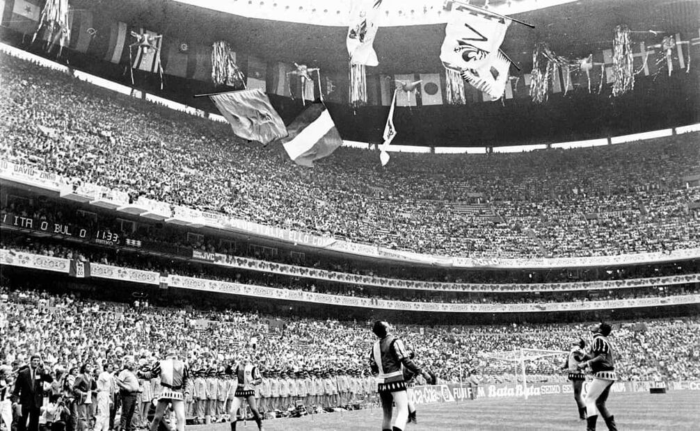 Inauguración del Mundial de 1986, en el Estadio Azteca. Con la reciente tragedia del sismo de 1985 y con las presuntas amenazas de terrorismo y grupos subversivos, se afectó severamente el desenvolvimiento de los primeros festejos de la Copa de Fútbol. Foto: Archivo EL UNIVERSAL.