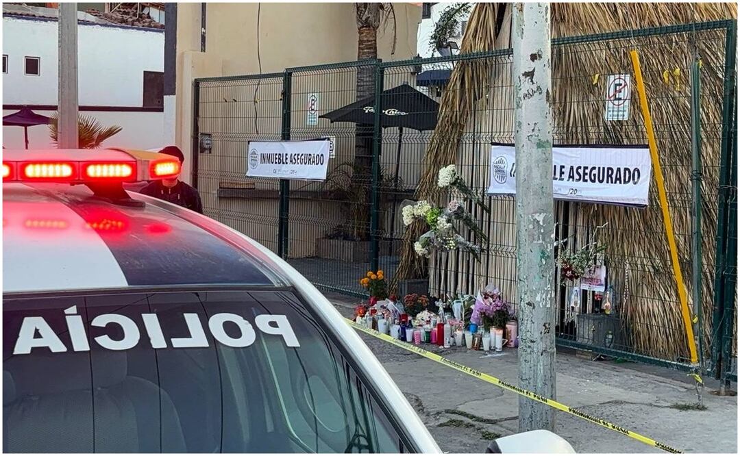 El altar improvisado para las víctimas de la masacre en el bar de Querétaro está colocado cerca del lugar custodiado por elementos de la policía municipal. Foto: Demian Chávez / EL UNVIERSAL