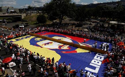 Simpatizantes y detractores marchan