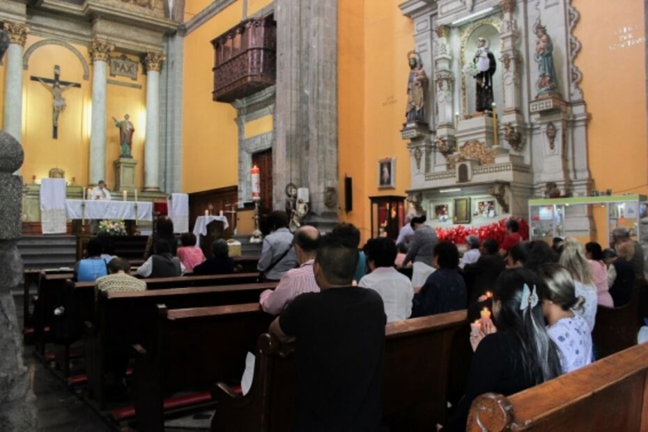 Tres nalgadas a San Antonio para encontrar pareja