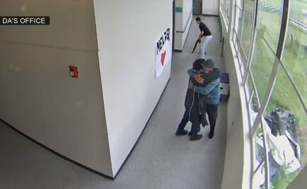 Video muestra momento en que maestro desarma a alumno en escuela de EU