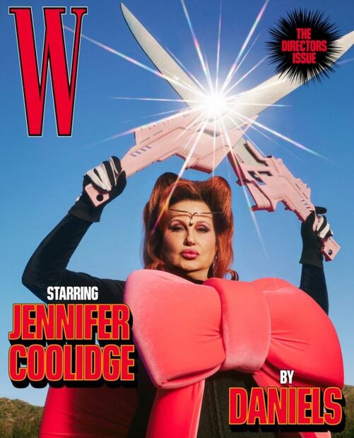 Jennifer Coolidge impacta como superheroína en una portada de revista