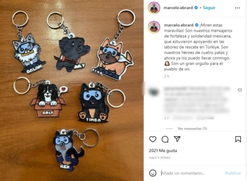 Marcelo Ebrard presume llaveros de perros rescatistas y ¡todos queremos uno!