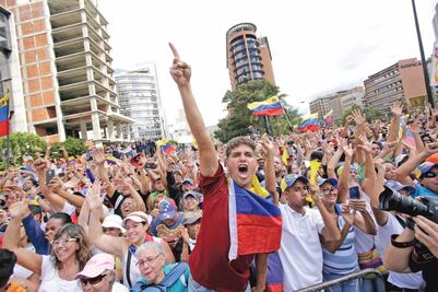 Venezuela dividida entre dos presidentes