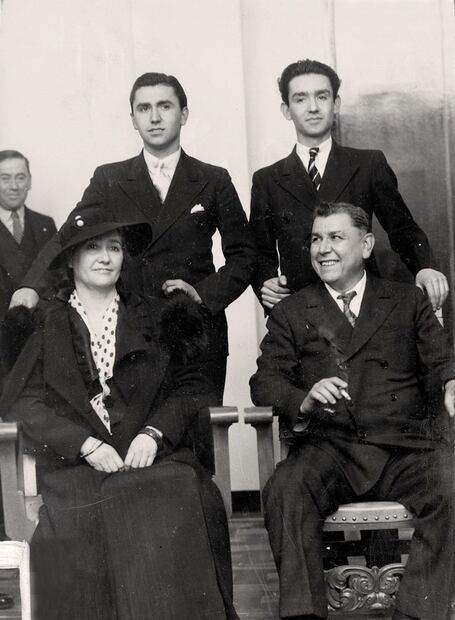 Adolfo de la Huerta regresó con su familia a México en 1935, para su sorpresa un grupo numeroso de simpatizantes lo recibió desde su paso por la frontera de México con Estados Unidos, hasta su llegada por tren a la Ciudad de México con una comitiva de aproximadamente 2,000 asistentes. En la foto su esposa Clara y sus dos hijos Adolfo y Arturo ya adultos. Foto: Archivo EL UNIVERSAL.