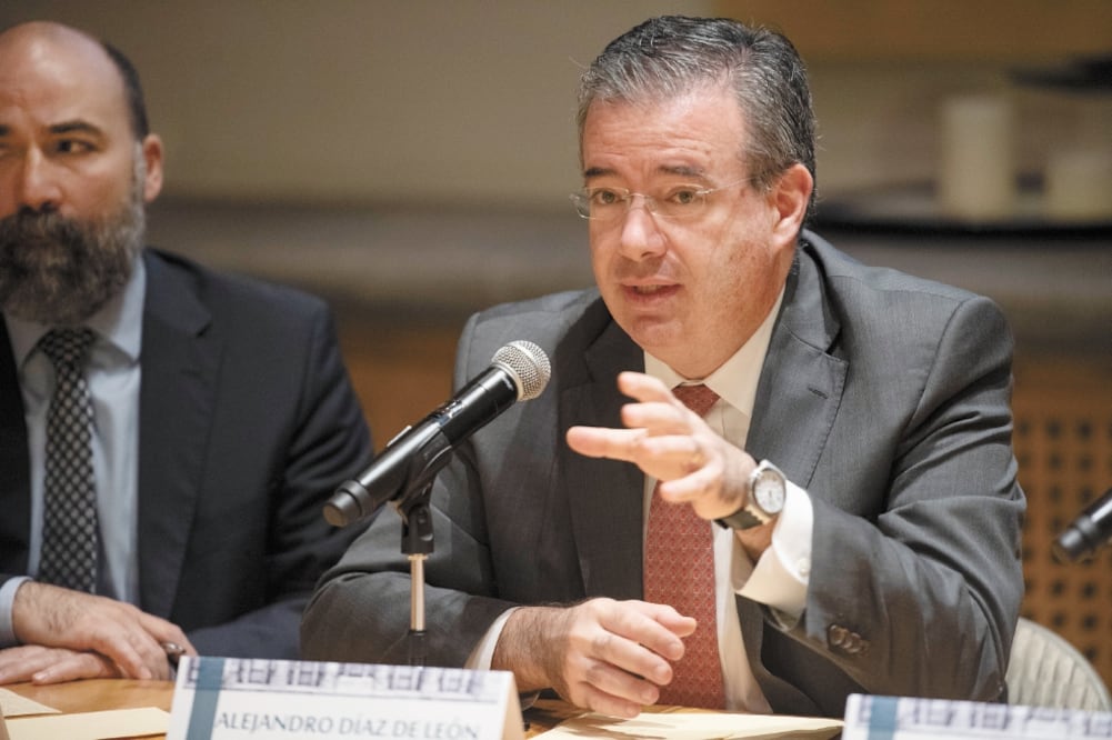Alejandro Díaz de León, gobernador del Banco de México, detalló que compañías como Prosa deben tener planes de continuidad operativa para minimizar los daños a los usuarios de los medios de pago ante una posible falla. Foto/ALEJANDRO MELÉNDEZ. NOTIMEX