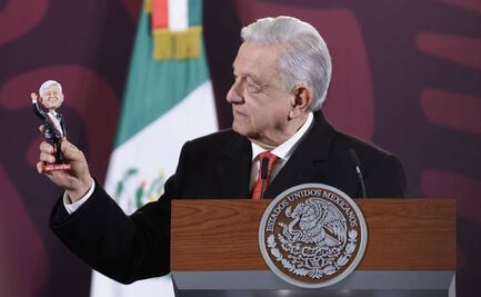 AMLO presume muñeco "cabezón" y agradece a migrante que se lo regaló