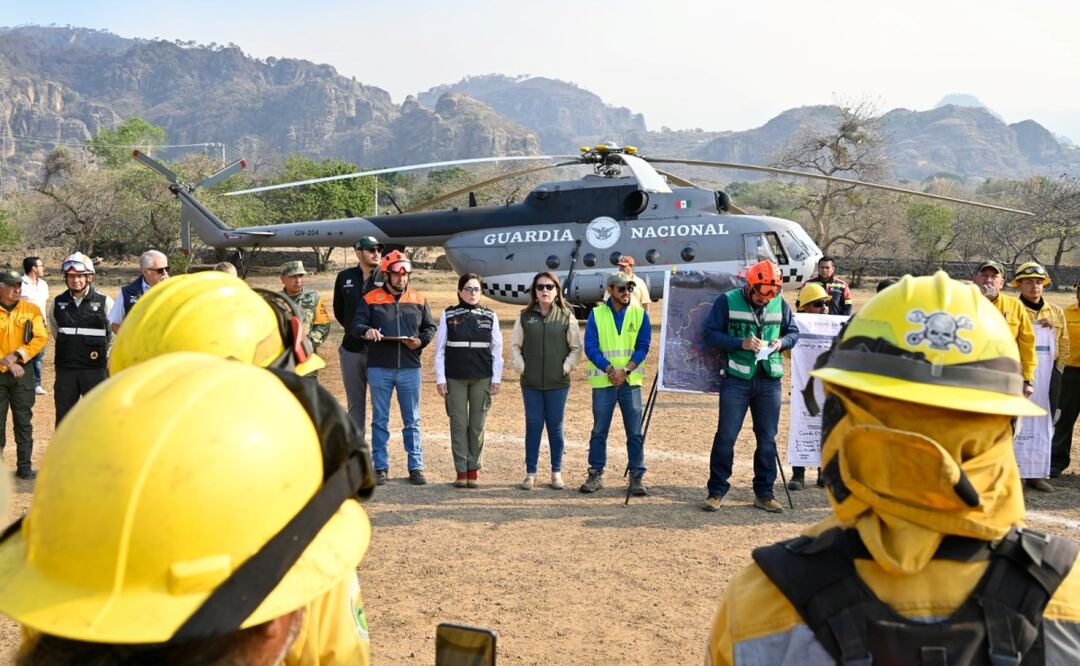 Incendio en Tepoztlán sigue activo; autoridades federales y estatales refuerzan combate aéreo y terrestre. Foto: Especial