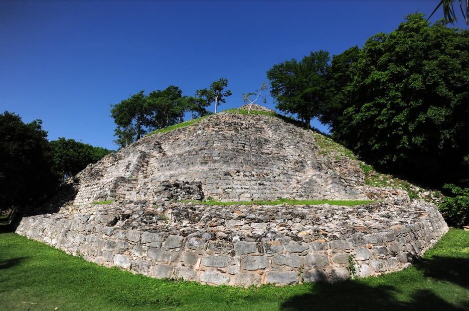 La pirámide de Itzamatul, ubicada en uan de las grandes edificaciones de la antigua plaza de Izamal.
Foto: INAH