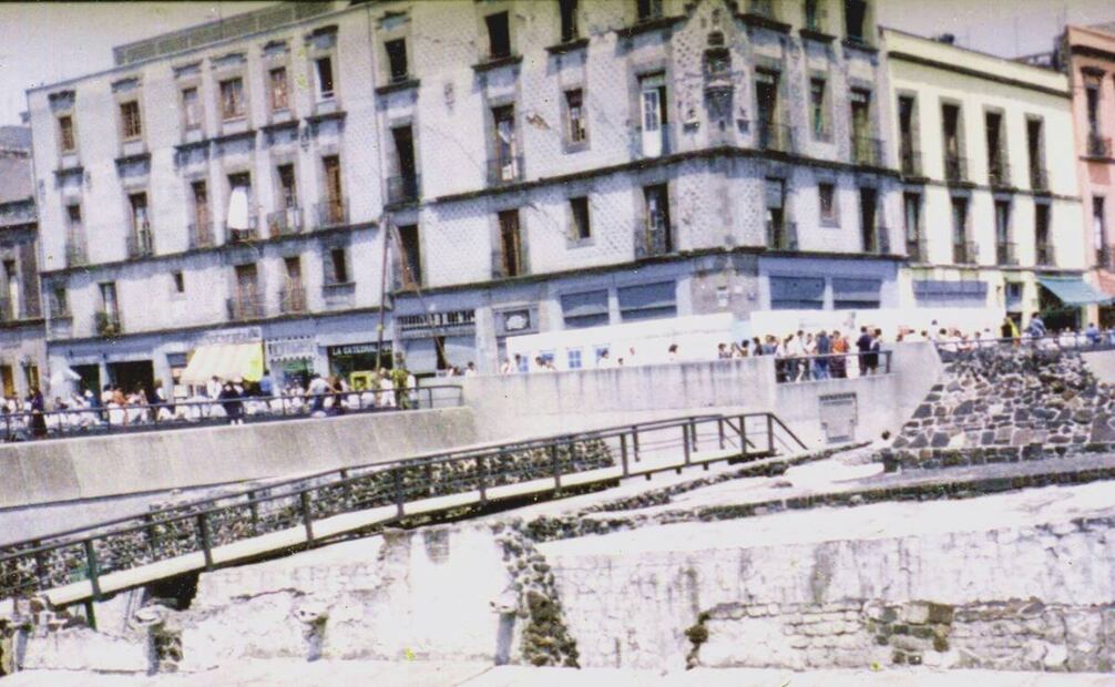 Una toma que nos permite apreciar en su totalidad las dimensiones exteriores de la Casa de las Ajaracas desde las ruinas del Templo Mayor a finales de los años ochenta. Colección Villasana.