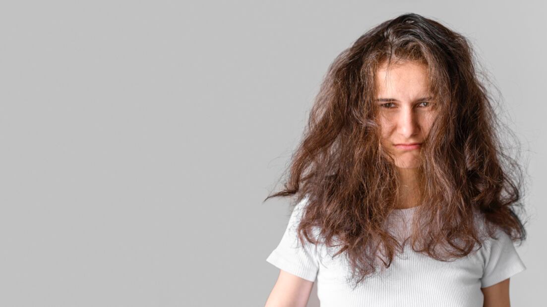 El frizz ocurre por falta de hidratación o humedad. Foto: Freepik