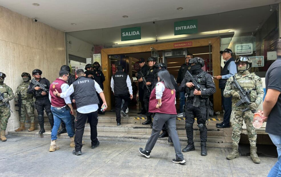 Marina y la Secretaría de Seguridad Ciudadana de la Ciudad de México realizan un operativo contra la piratería en la plaza comercial “México Mart”. Foto: Iván Montaño/EL UNIVERSAL