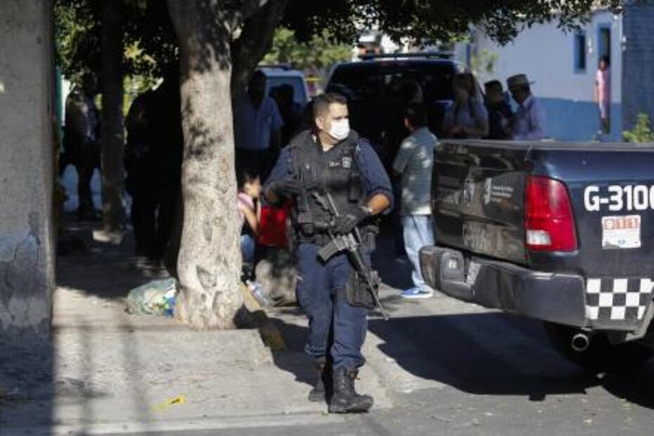 Hallan 10 cuerpos en una fosa clandestina de Jalisco