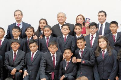 Piden estudiantes apoyo a Presidente para cumplir metas