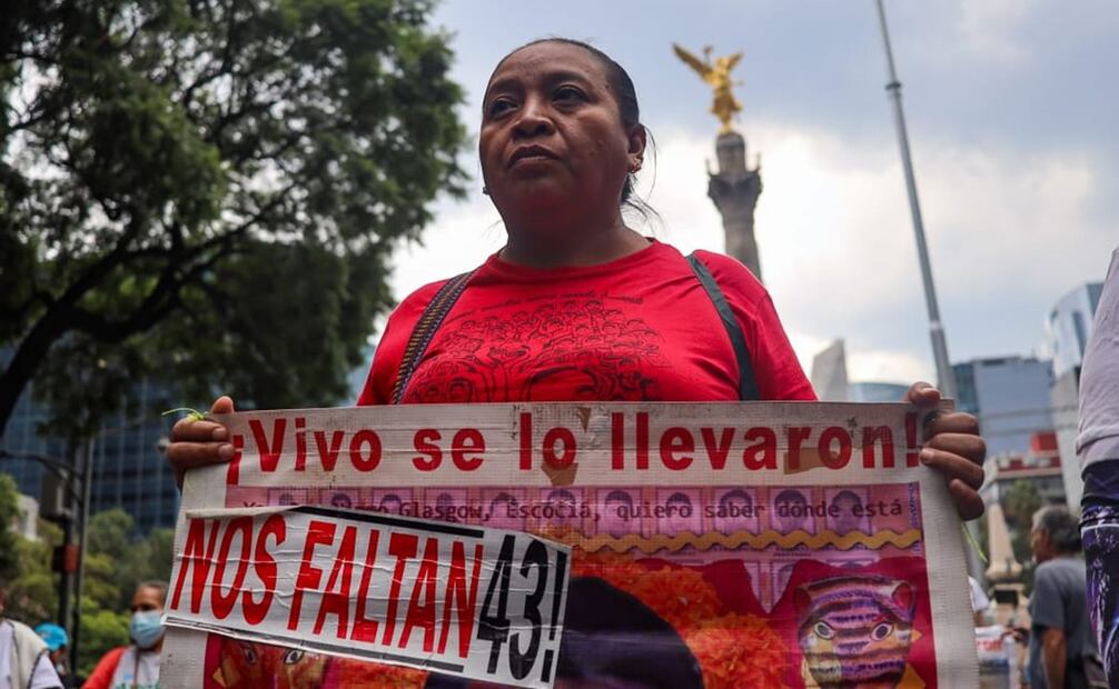 Familiares de los 43 normalistas de Ayotzinapa marchan desde el Ángel de la Independencia. Foto: Hugo Salvador/ El Universal