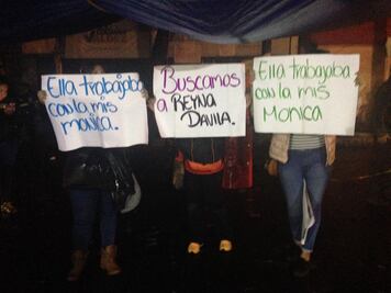 Familiares creen que mujer está atrapada en el Rébsamen