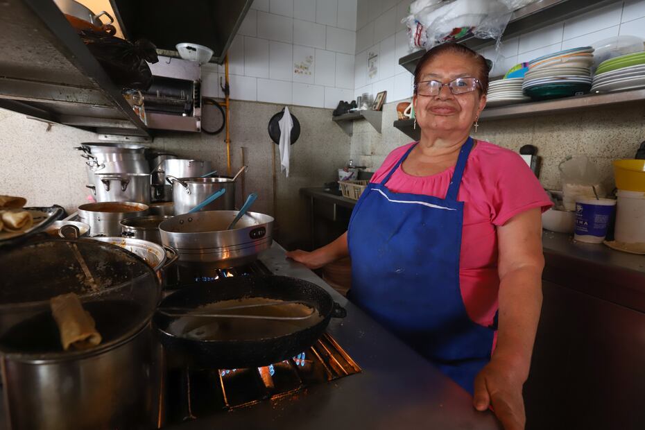 Doña Irma, 40 años de experiencia creando menús de comida corrida en el mercado 2 de abril.