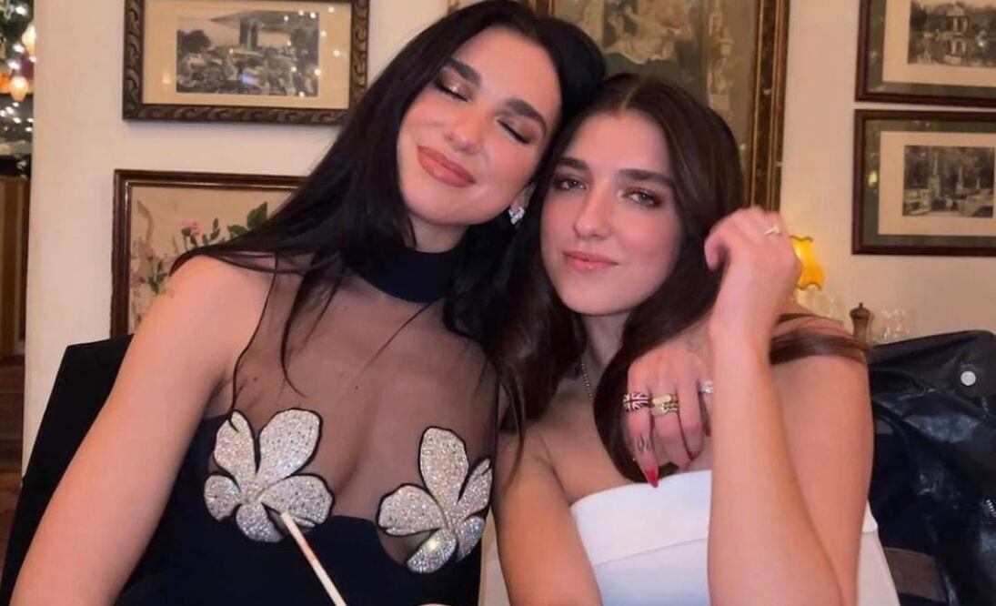 Dua Lipa y su hermana Rina posan juntas con bolso de Versace. Foto: Instagram @rinalipa