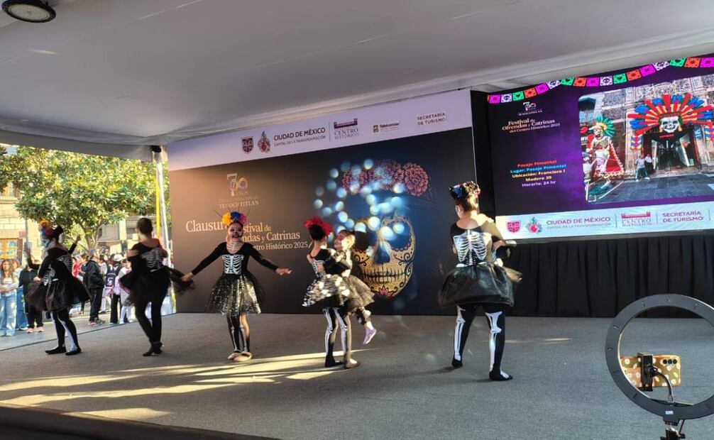 En la Plaza del Seminario hubo presentaciones artísticas, incluyendo grupos de coro, ballet y catrinas, que deleitaron a los asistentes con su talento.
Foto: Arantxa Meave