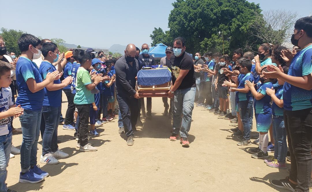 Compañeros de Francisco Rocha le rindieron homenaje de cuerpo presenta en el campo de fútbol donde entrenaba a sus equipos. Foto: Roberto Aguilar / EL UNIVERSAL