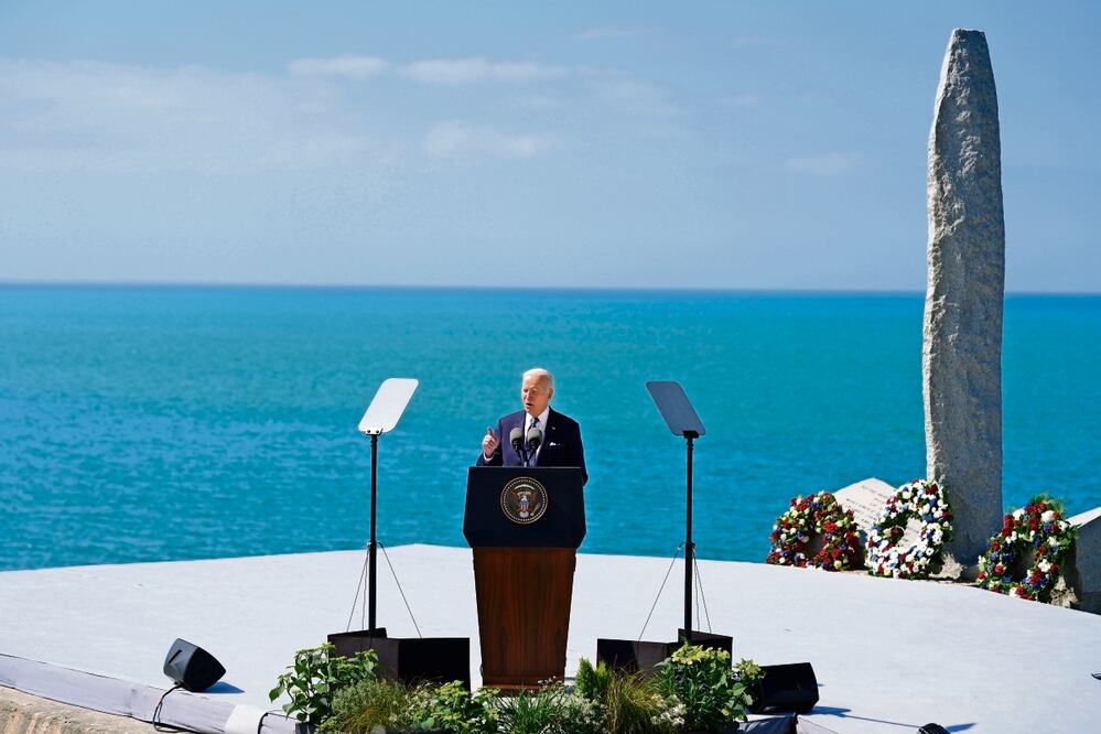 El presidente estadounidense Joe Biden, junto al monumento Pointe du Hoc en Normandía, Francia. Foto: de Evan Vucci. AP