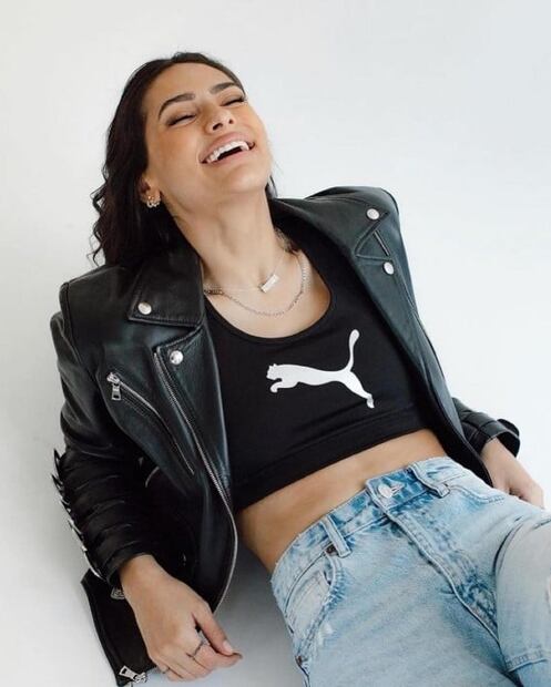 Renata Notni luce top deportivo con chamarra biker y se ve genial