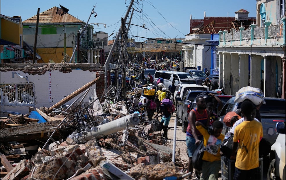 Residentes caminan por una calle destruida en Black River, Jamaica, el jueves 30 de octubre de 2025, tras el paso del huracán Melissa. Foto: AP