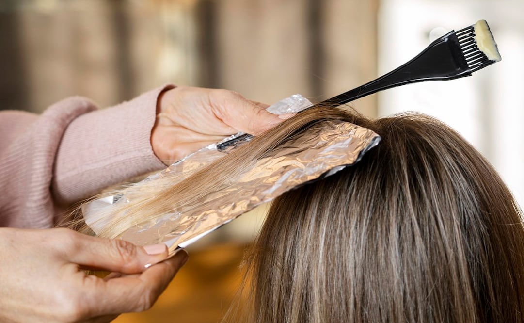 Haz una prueba en un mechón antes de aplicar cualquier método en toda la melena. Foto: Freepik