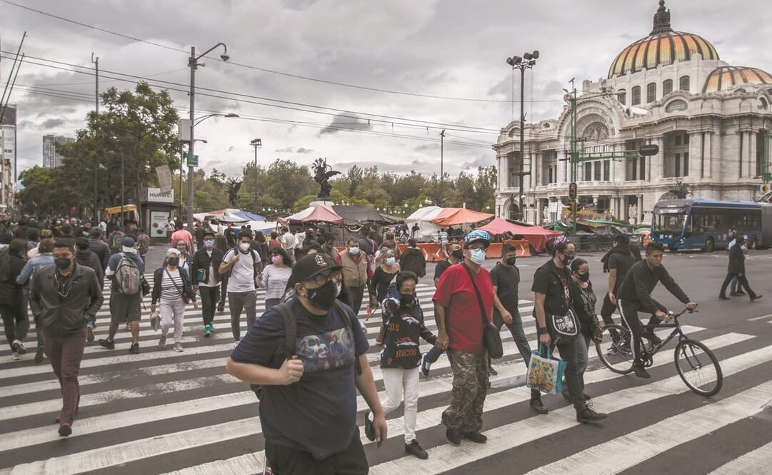 En calles del Centro Histórico y en el Metro la mayoría de las personas usaron cubrebocas, pero había aglomeraciones. Fotos: Germán Espinosa. EL UNIVERSAL