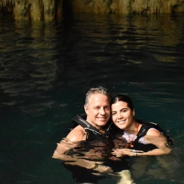 Así se compromete Alexis Ayala: se casa con actriz 28 años menor que él