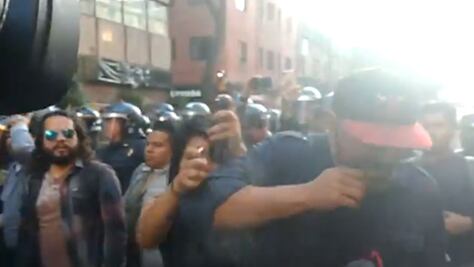 Intentan prender fuego en la cara a periodista durante marcha del 2 de octubre