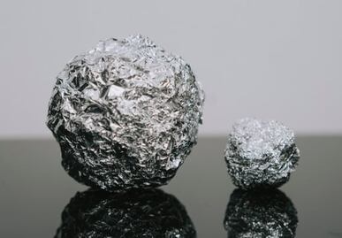 Para qué sirve tener bolas de papel aluminio en el congelador