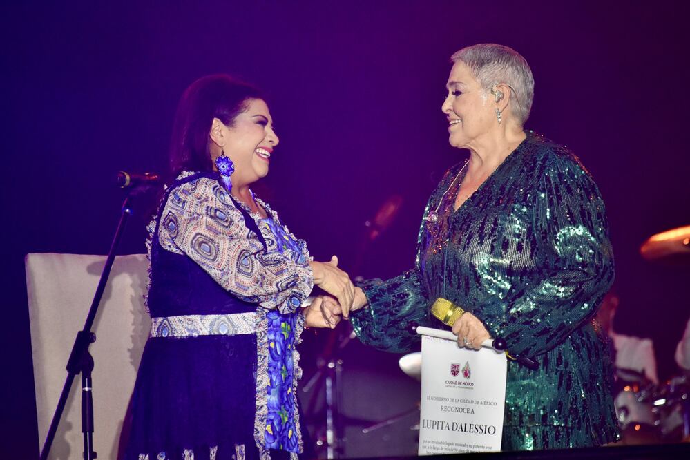 La jefa de Gobierno de la Ciudad de México, Clara Brugada, reconoció a Lupita D'Alessio por su invaluable legado musical y su potente voz, que a lo largo de más de 50 años de trayectoria. (Foto: especial)