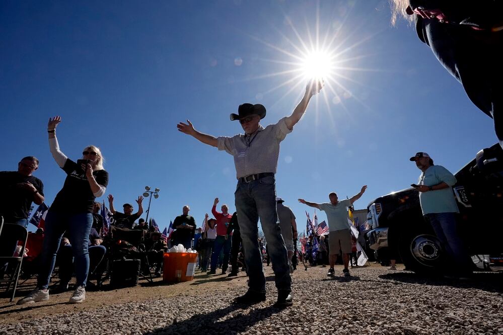 Los participantes escuchan música de alabanza y adoración durante un acto antiinmigrante en Quemado, Texas. Foto: AP